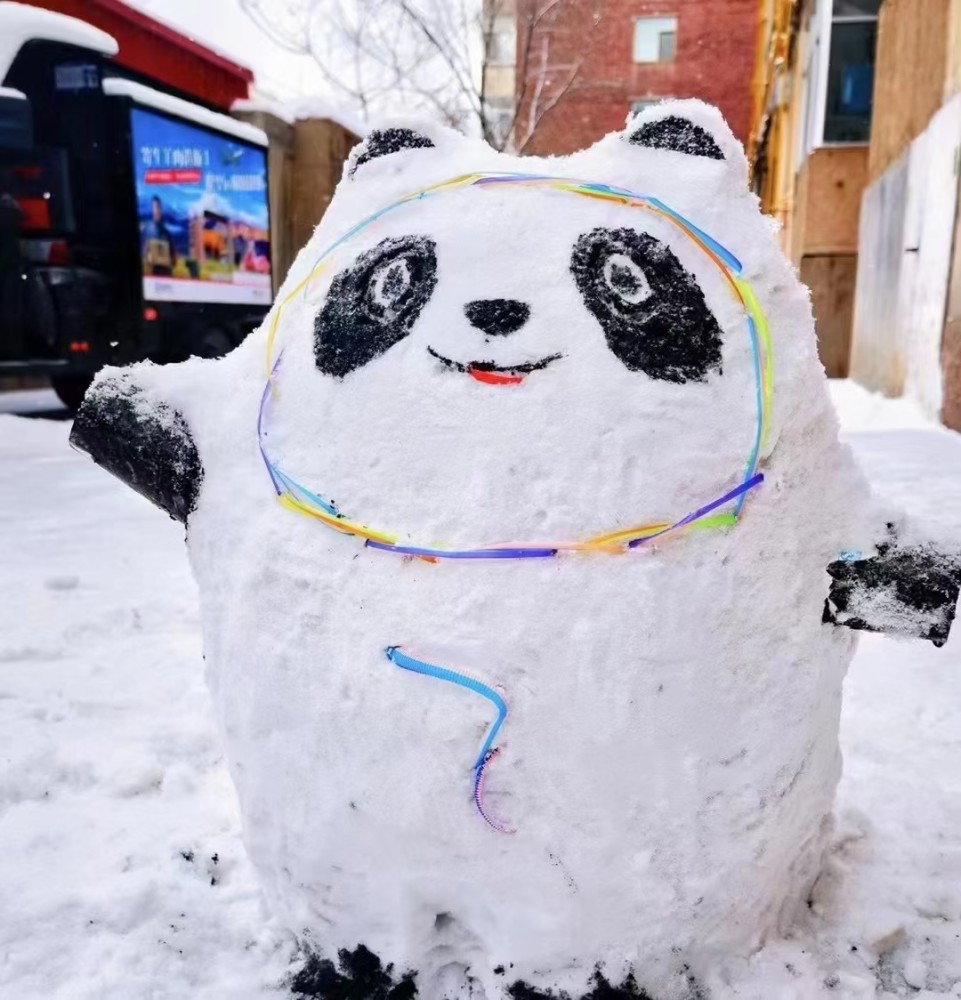 2月7日,南京迎来了大雪天气,一心想玩雪的南京市民脑洞大开"堆雪人