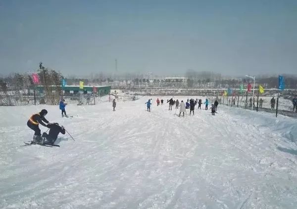 盐城市阜宁县金沙湖滑雪场金沙湖旅游度假区是国家4a级旅游景区,江苏