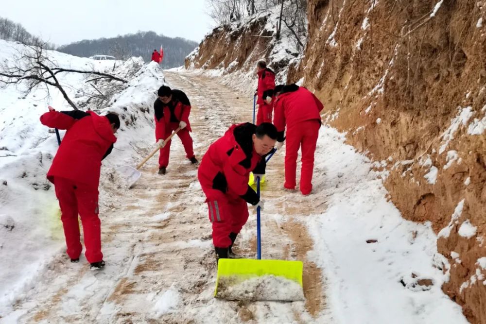 (冯洁)本次除富县采油厂面对雪情,干部职工主动出击,第一时间清除冰雪