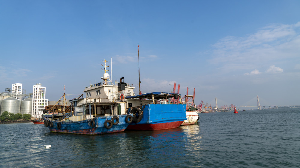 乘船游海南洋浦干冲渔港