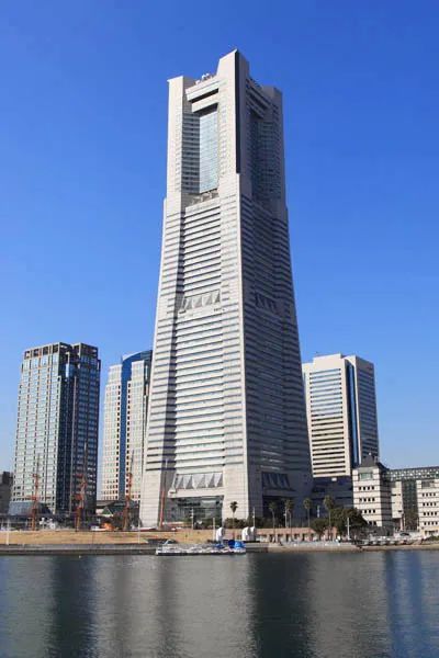 横滨地标塔2在19楼,20楼,38-55楼及57楼都是万豪酒店的楼层,无论是