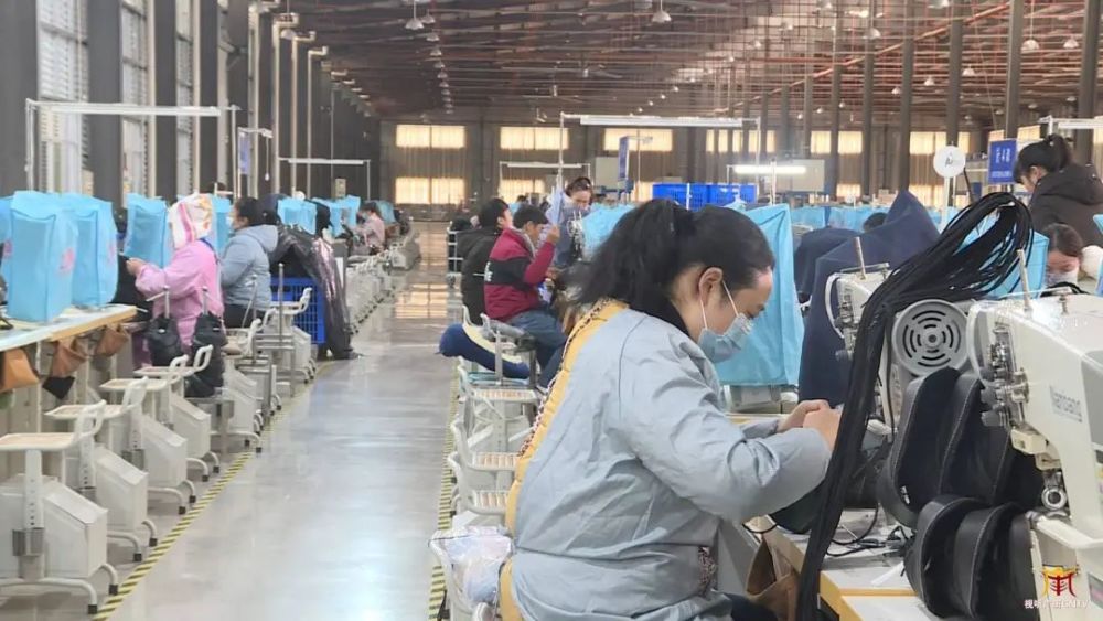 "云南协丰泰鞋业有限公司员工李啟琼说"为了工作,为了孩子,还是早日