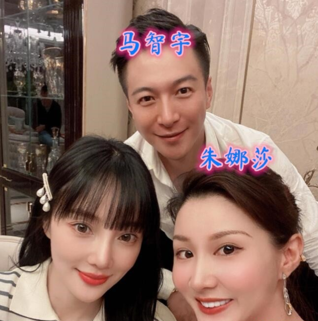 后面的那是马智宇跟朱娜莎,不知道跟李小璐什么关系,甜馨的姿势有点
