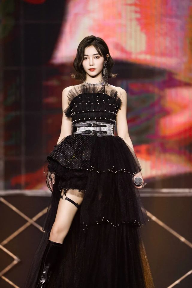 哥特风纱裙与镶钻腰封相得益彰,很好地中和了长靴压缩比例的劣势,提高