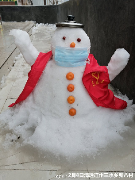 连州又下雪啦今天村民堆的雪人冰墩墩实在太可爱了