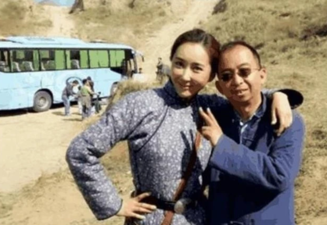 巨兴茂:长得丑有阴影,从无名丑角到名导,娶漂亮妻子苦尽甘来