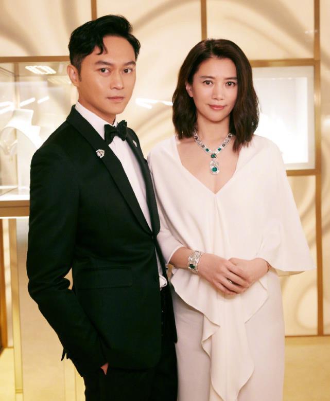 甜齁张智霖袁咏仪庆祝结婚21周年老夫老妻亲密依偎宛如热恋