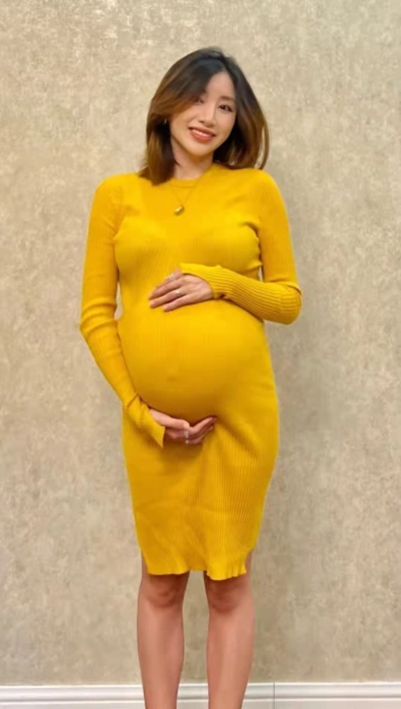 体操女神周捷晒孕肚照片腹部隆起侧面曲线夸张坦言长胖二十斤