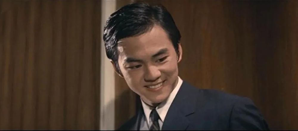 但尚未被类型片定型且颜值极高的狄龙在电影中呈现出的形象比