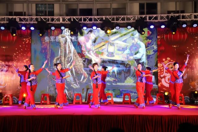 舞蹈《欢天喜地过大年》,舞出了新年的祥和,喜庆.