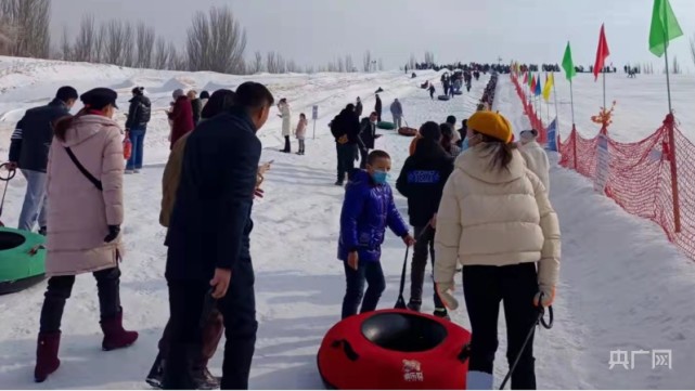 喀什市乃则尔巴格镇冰山滑雪场游人如织.