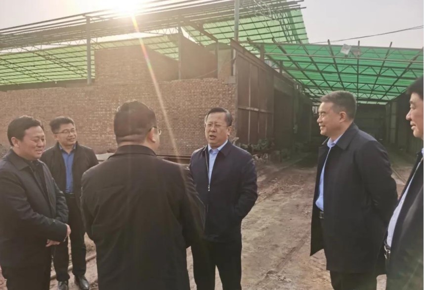 东明县委副书记县长赵海林一行到焦园乡调度旧村复垦黄河四乱拆除工作