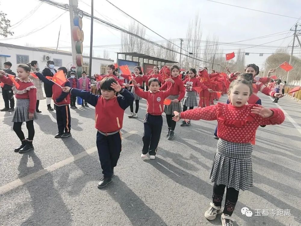 记者 努尔比亚 阿卜杜克热木)2月9日,和田市阿克恰勒乡街道上热闹非凡