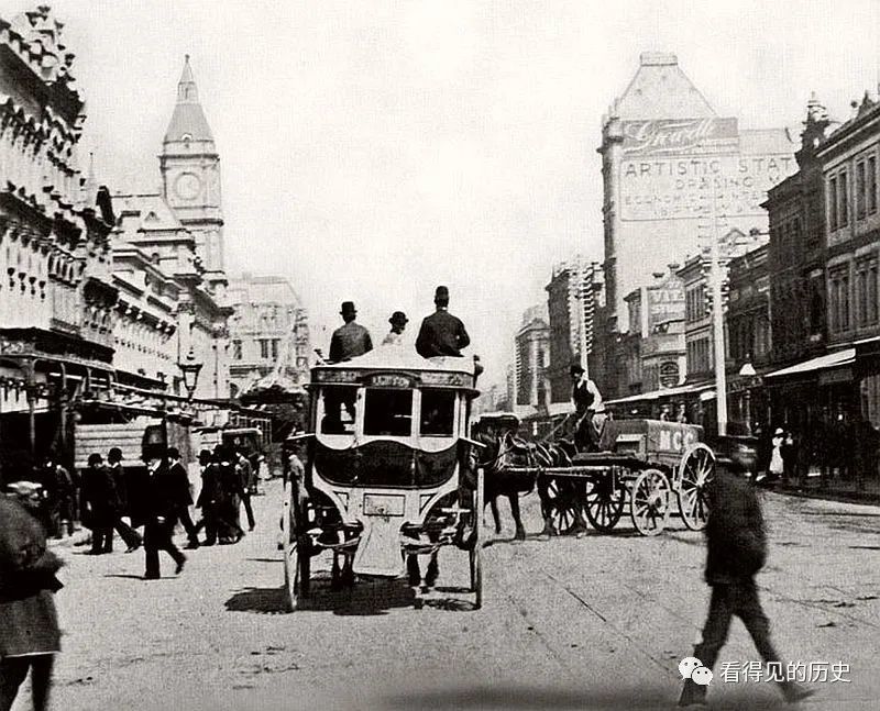 1872年,墨尔本斯旺斯顿街,长长的马车.1871年,墨尔本的码头,很是繁华.