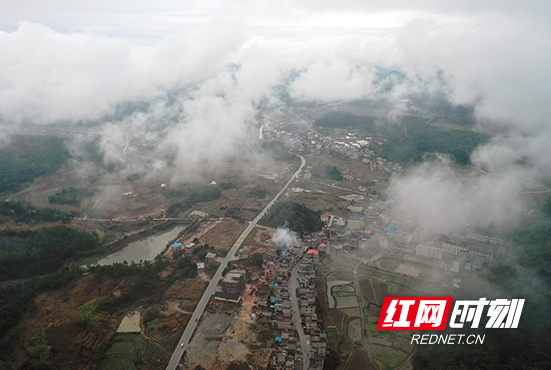 何珣 郑时仁)2月9日,一场春雨过后,新田县三井镇龙凤山周围云雾弥漫
