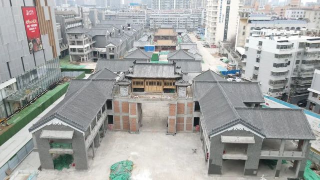 新建鼓楼,藏经阁等古建筑群并配以精品商业街区,分为鼓楼区,文庙区