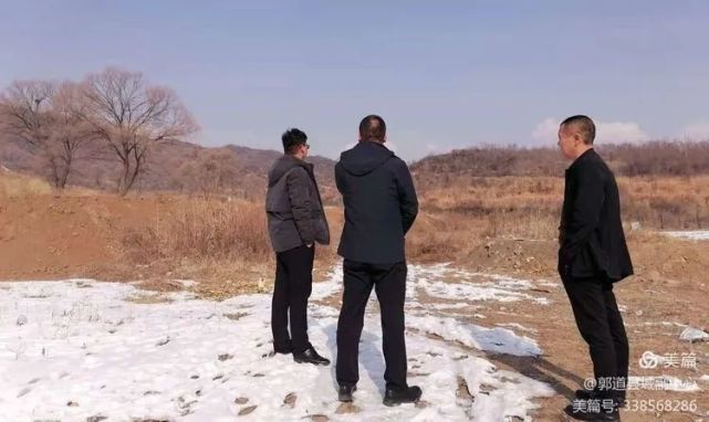 交口乡党员干部在白狐窑卡口检查指导疫情防控工作.