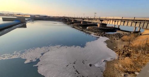 大连旅顺三涧堡一排水口流出污臭水旁边就是大海