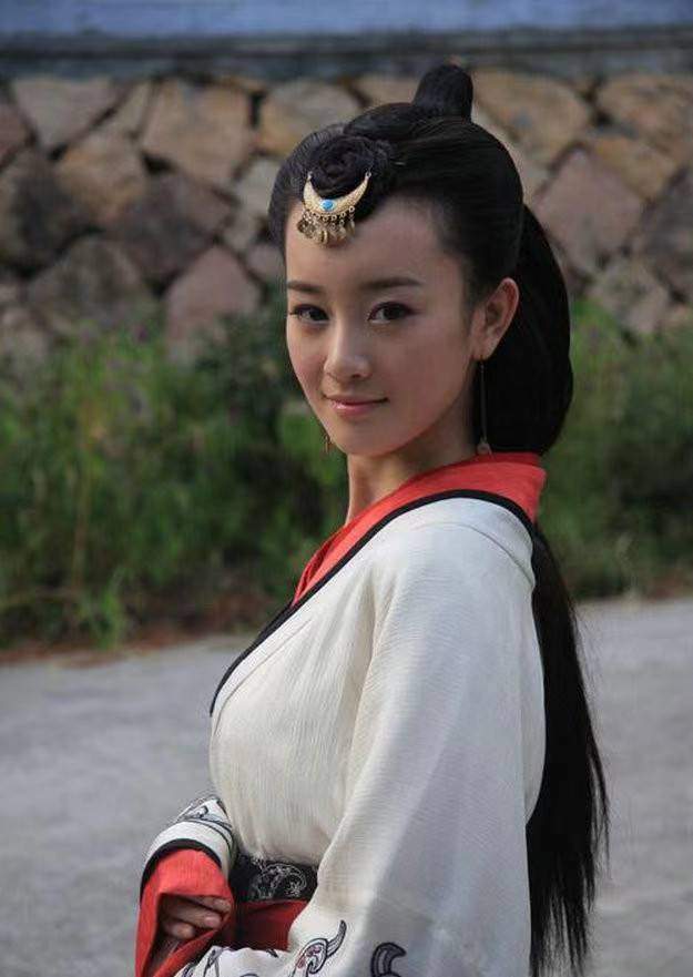张檬金恩圣官宣结婚夫妻俩怀抱狗狗甜蜜合影还上演掀头纱戏码