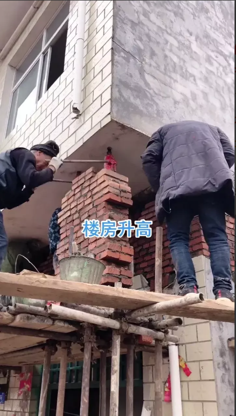 河南一户人家想把房屋升高1m,70岁大爷也来帮忙,你怎么看?