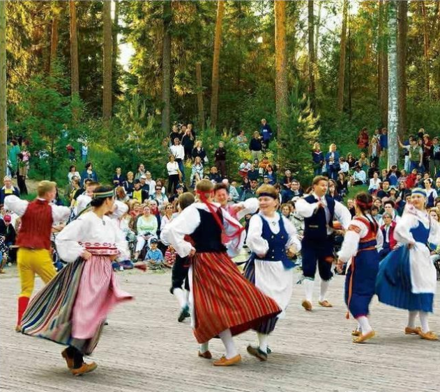 来到芬兰必须参加一次的盛大节日—仲夏节_腾讯新闻