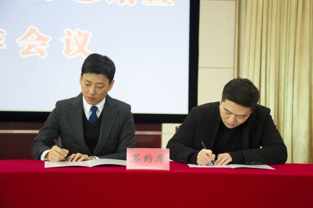 会上,宝丰酒业总经理董金柱,销售公司总经理张伟皓,首席品牌官许英杰