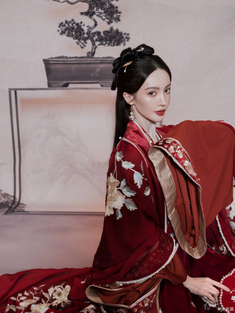 金晨一身古装长裙如若古画中的美人