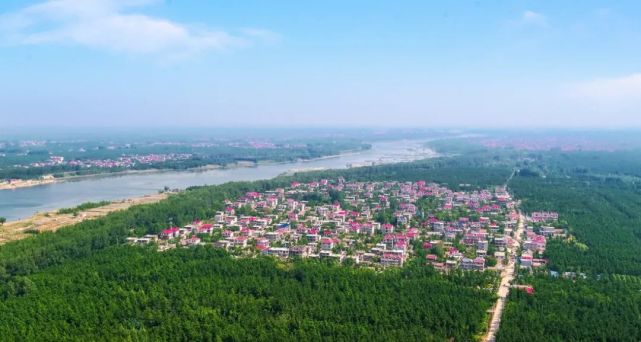 在创卫道路上邳州交出了一份不俗的成绩单而这荣誉的背后是195万邳州