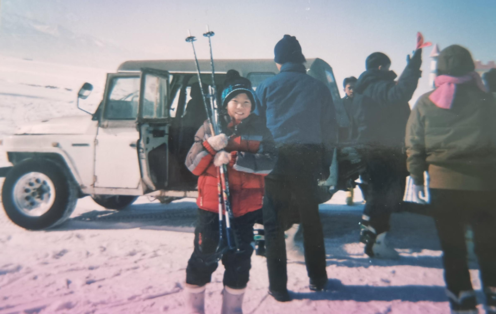 郑燕霞找出几张儿子第一次滑雪的照片回忆"张正昊8