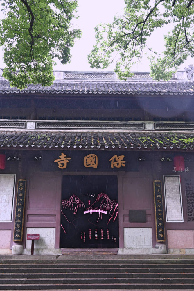 总之,名气不算太大的宁波保国寺景区,凭借着北宋木构,唐代经幢,东汉