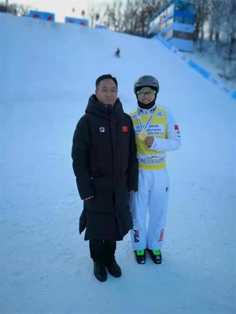 齐广璞练过技巧玩过蹦床如今又摘自由式滑雪冬奥会银牌