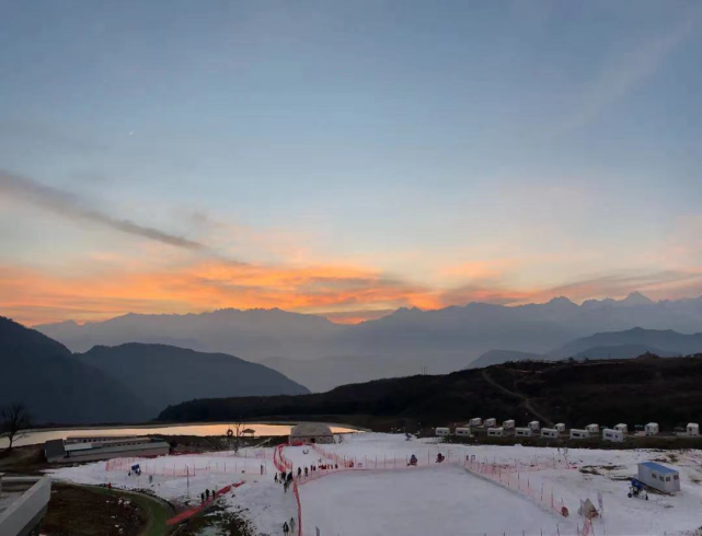 组图:王岗坪贡嘎滑雪场这里还是阳光滑雪的"宝藏地"滑雪场戏雪区海拔