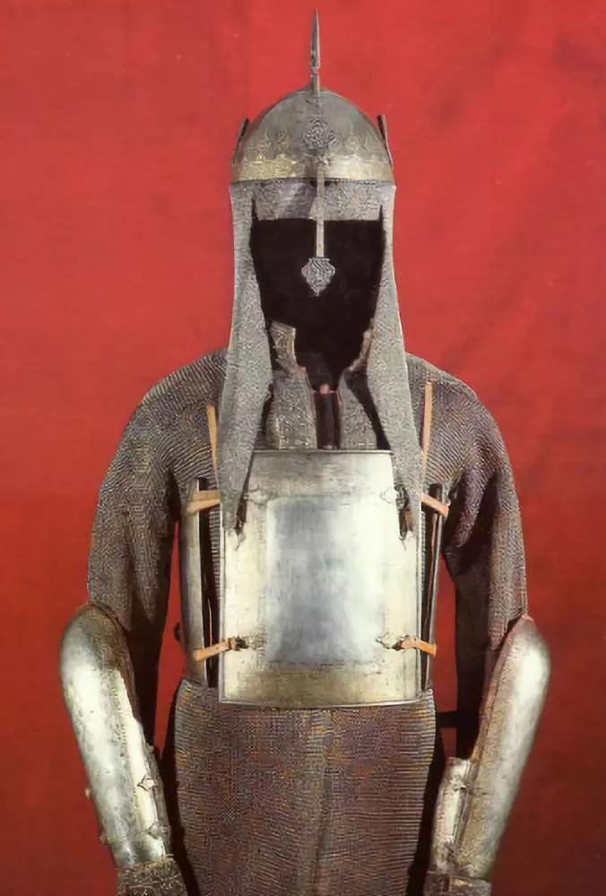 波斯帝国的军备库拉盔造型像个碗却是古代波斯武士的常用头盔