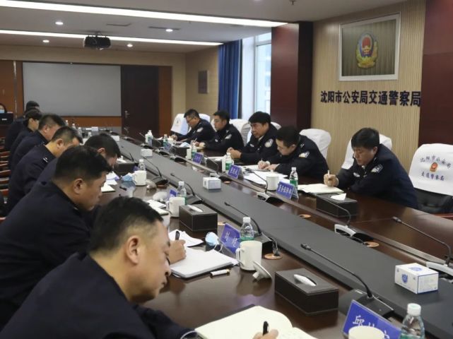 调研中,王会奇同志实地查看了交通警察局指挥大厅,并