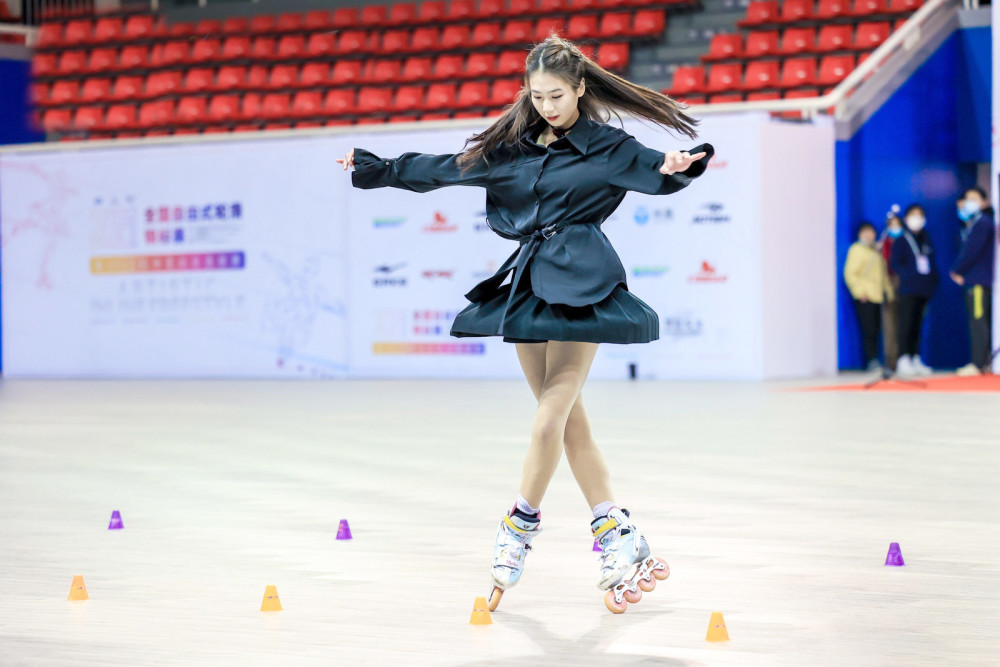 轮滑女神苏菲浅11岁拿到世界冠军将中国轮滑推向世界舞台