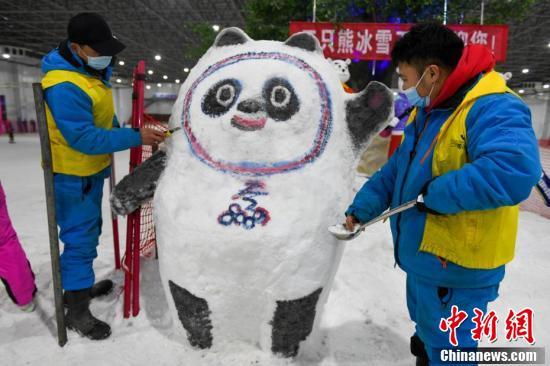 长沙各雪场堆冰墩墩受热捧