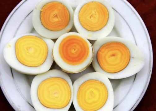 蛋黄呈黄红色,呈现一圈圈不同的色环,由外及里绕着中心,故称"缠丝鸭蛋