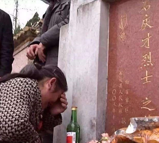 "尽管已经阴阳两隔,时过境迁,但在石庆才的墓前,那份对未婚夫刻骨铭心