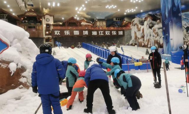 作为全球第五大室内滑雪场,位于湖南长沙大王山旅游度假区的湘江欢乐