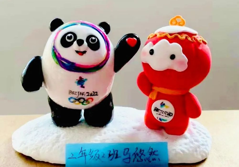 同筑冰雪梦一起向未来看双语娃花式助力冬奥