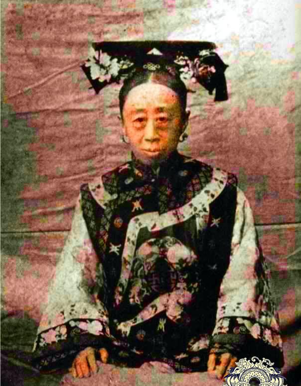 她是恭亲王奕?的长女,生母是嫡福晋瓜尔佳氏,后慈禧为了拉拢奕?