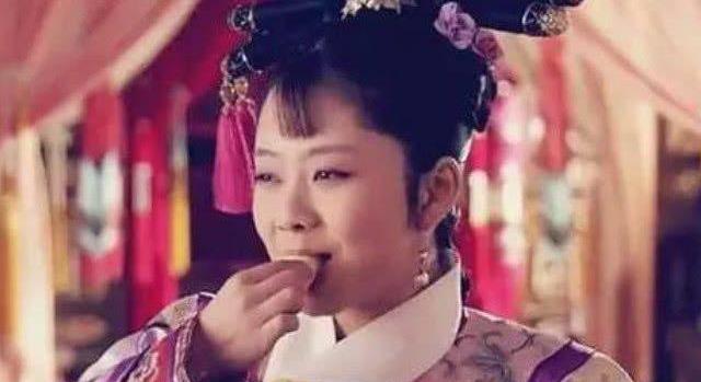 华妃为了怀孕吃酸黄瓜,华妃是真的在吃,还嚼着吞下去了,所以这个肯定