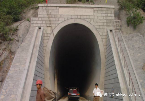 洞门洞门的分类主要有:环框式洞门,端墙式洞门,翼墙式洞门,遮光式洞门