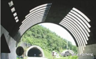 洞门洞门的分类主要有:环框式洞门,端墙式洞门,翼墙式洞门,遮光式洞门