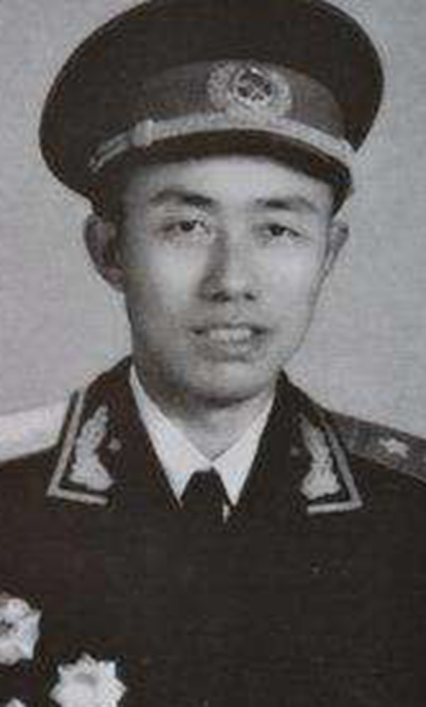 她曾任福建卫生厅厅长丈夫当过大军区副政委两个儿子都是中将