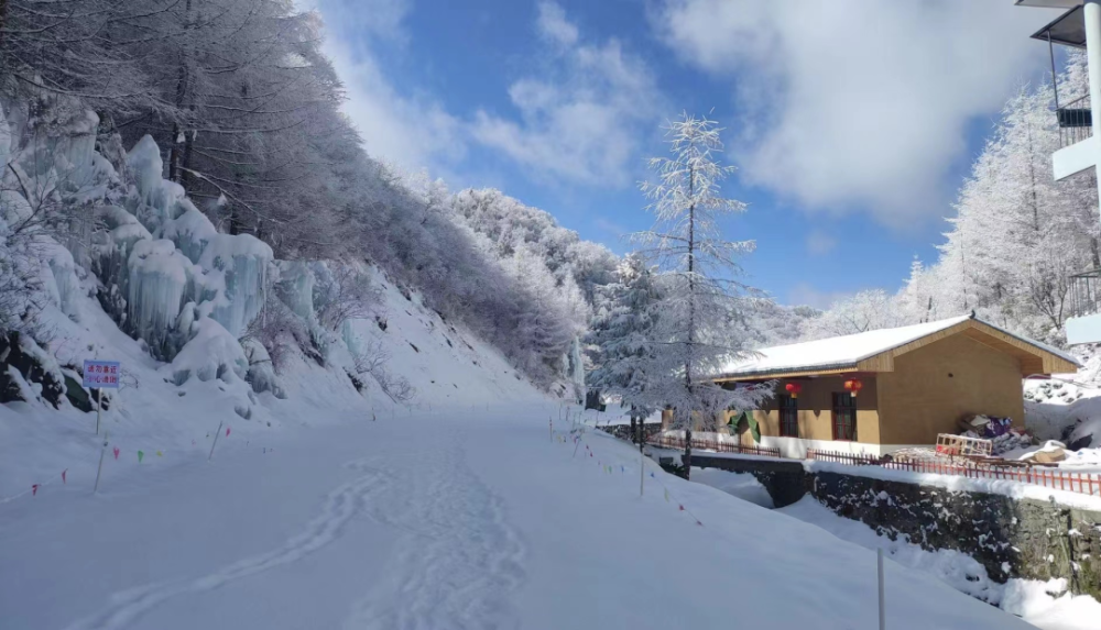 地    址巴山湫池·冰雪乐园地址:安康市岚皋县四季镇神河源巴山湫池