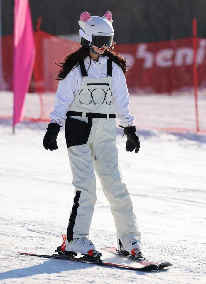 杨颖白色卫衣搭背带滑雪服戴粉色猫耳滑雪帽少女感强看不出32岁