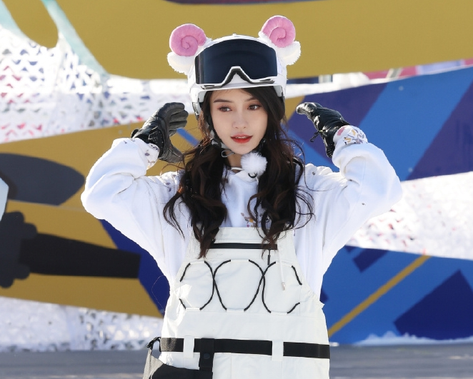 杨颖白色卫衣搭背带滑雪服戴粉色猫耳滑雪帽少女感强看不出32岁