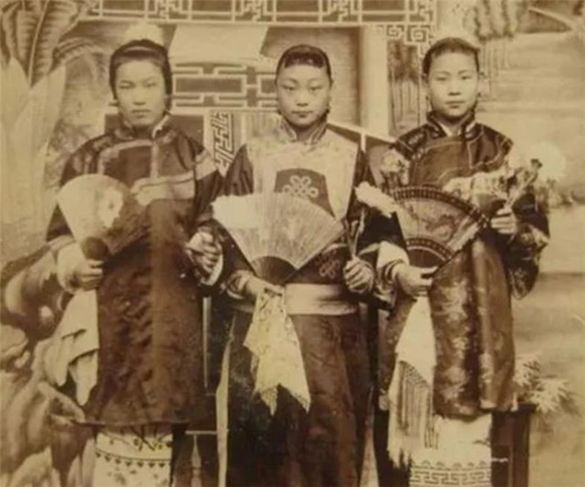 清朝一女子模仿花木兰从军,没多久就怀孕了,结局很是凄凉