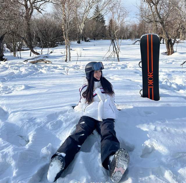 女明星冬奥穿搭关晓彤把冰墩墩穿上身何穗ab忙滑雪造型不重样